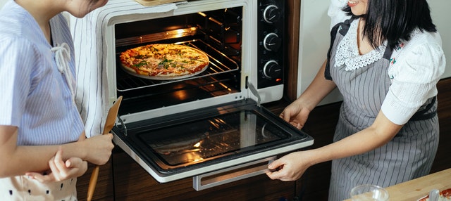 Gambar pizza sedang berada dalam oven