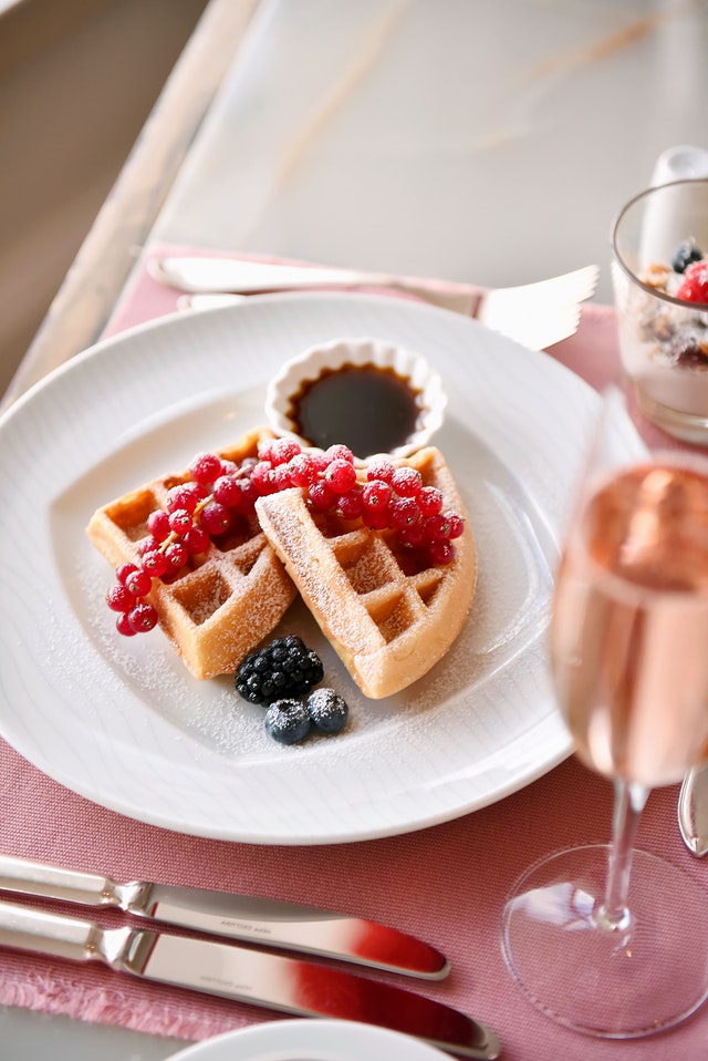 Gambar makanan waffle dengan topping buah dan sausnya